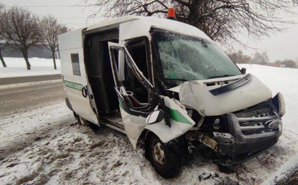 Микроавтобус в Могилеве врезался в дерево, один человек в больнице