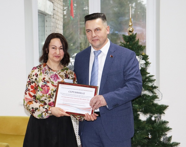 Сертификат па получение мини-трактора BELARUS вручили Белыничскому дому-интернату