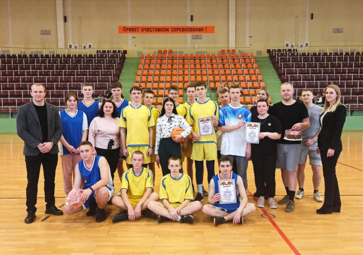 В Белыничах милиционеры провели со школьниками волейбольный матч