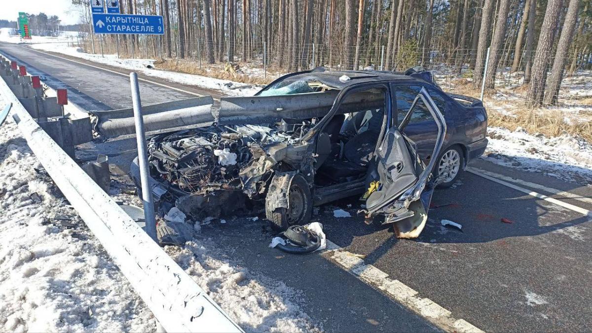 Водитель врезался в дорожное ограждение, которое пробило авто насквозь