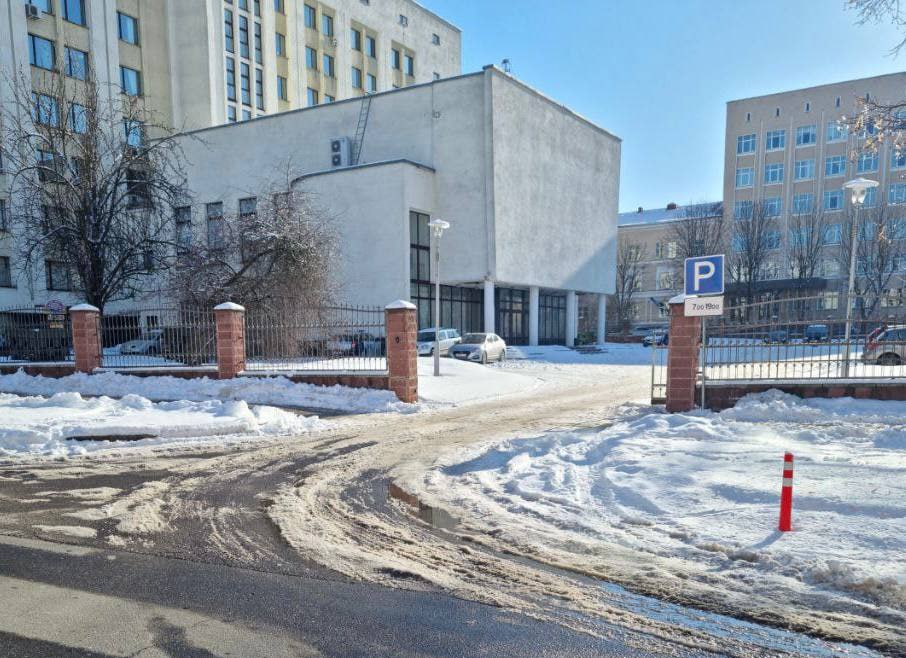 Открыт доступ к парковочной площадке за зданием горисполкома в Могилеве