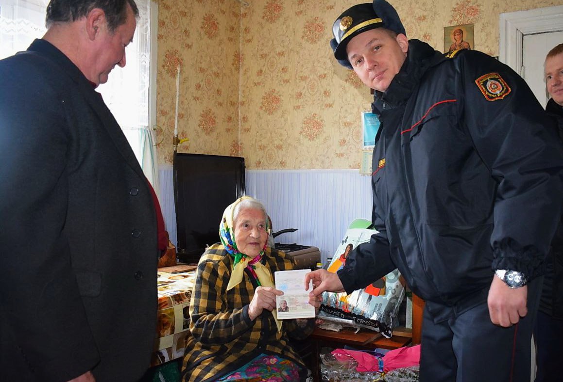 100-летней жительнице Глусского района вручили новый паспорт