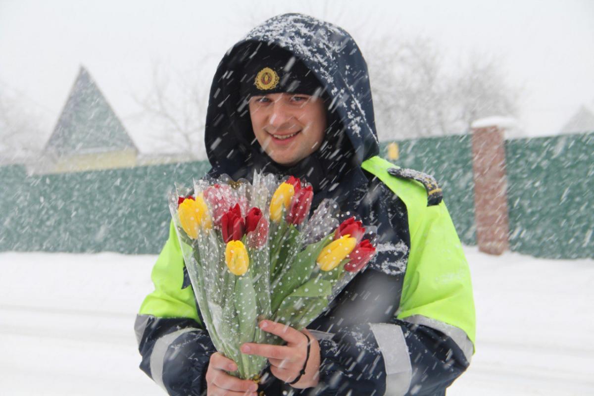 В Костюковичах праздничный патруль поздравил автоледи с 8 Марта