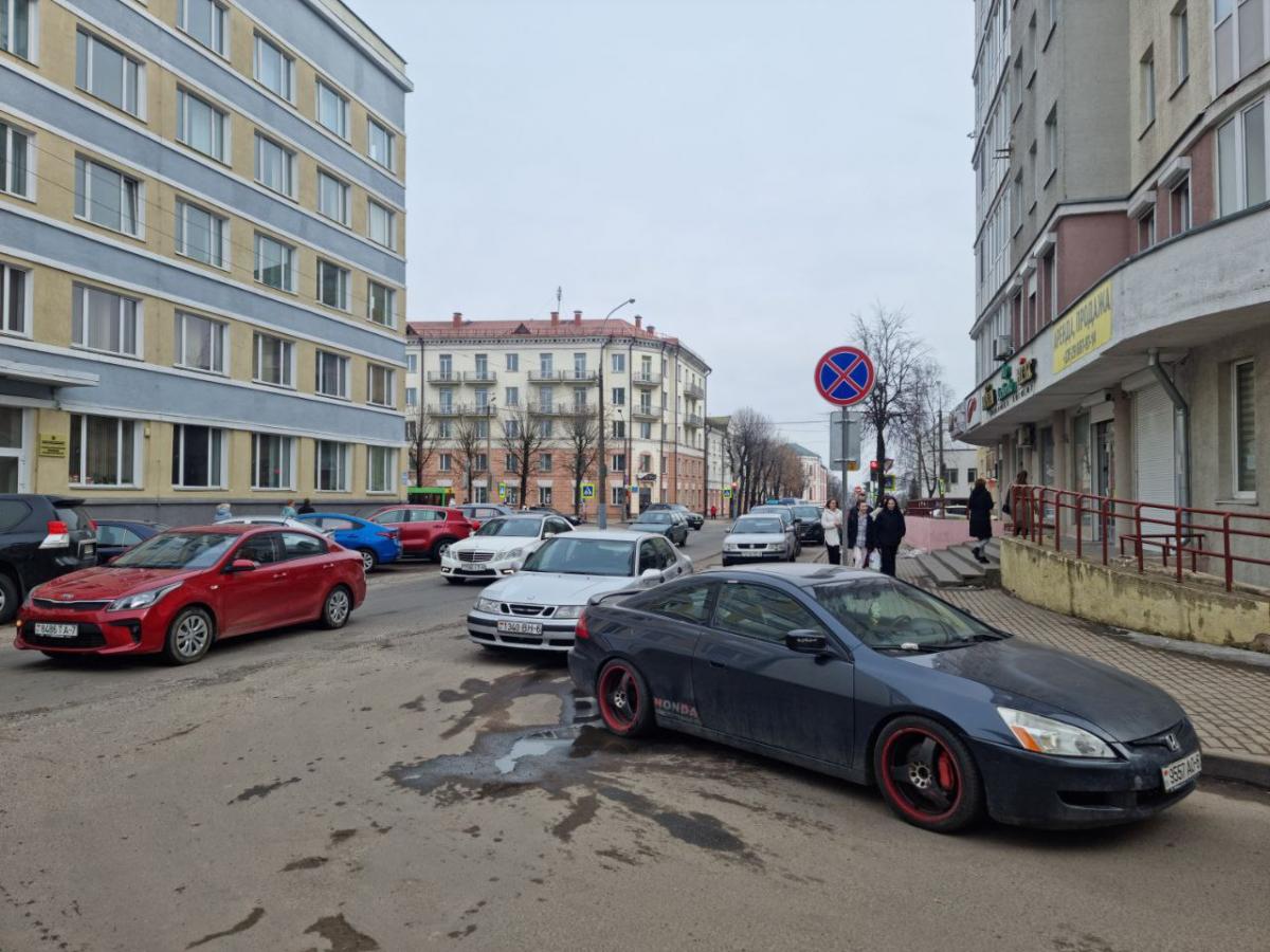 На Пожарном переулке в Могилеве временно установлены дорожные знаки "Остановка запрещена"