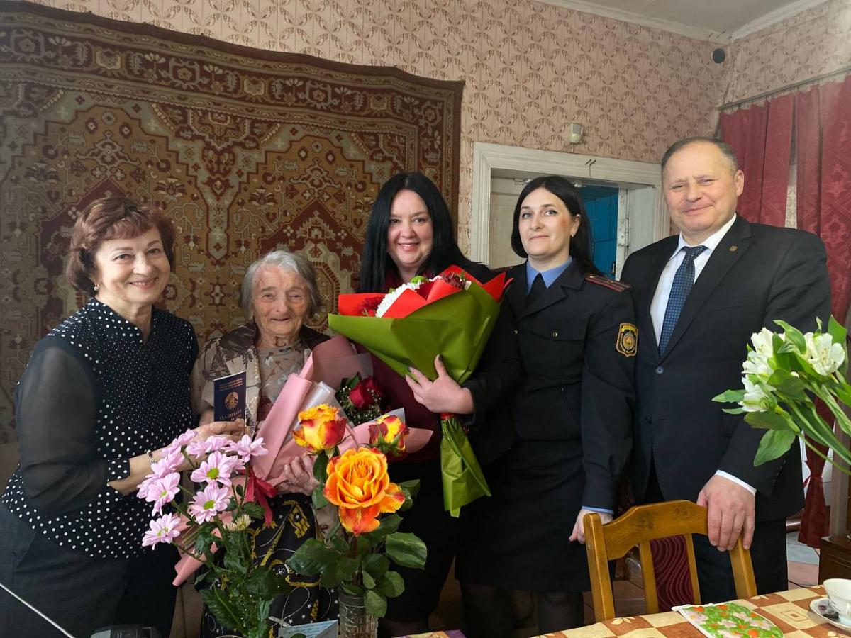 В Могилеве 100-летней жительнице вручили новый паспорт
