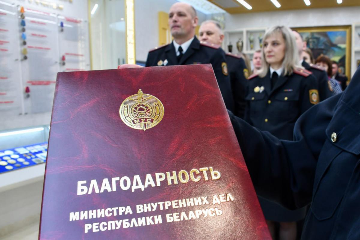 Начальник УВД Могилевщины вручил погоны очередных специальных званий, а также благодарности родителям сотрудников