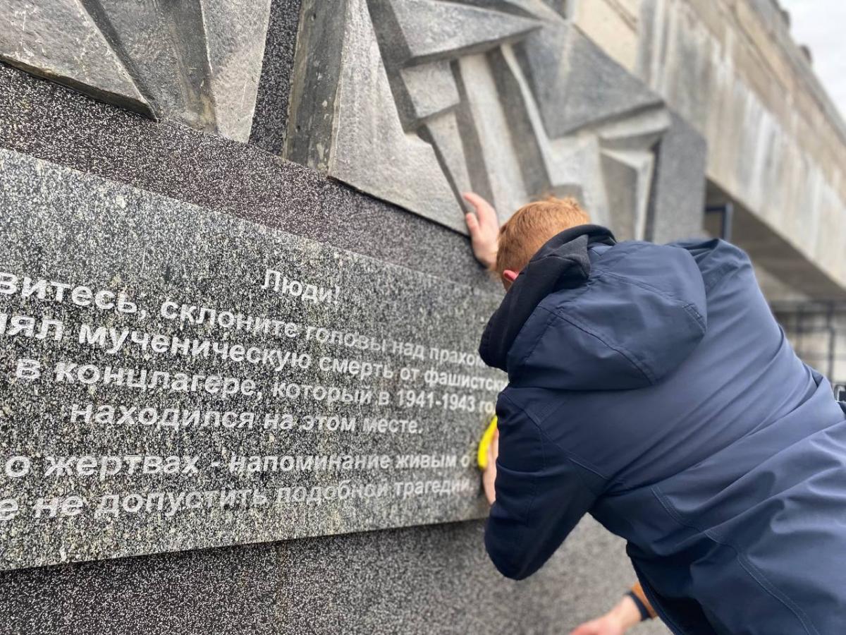 Милиционеры и подростки в Могилеве благоустроили мемориальный комплекс