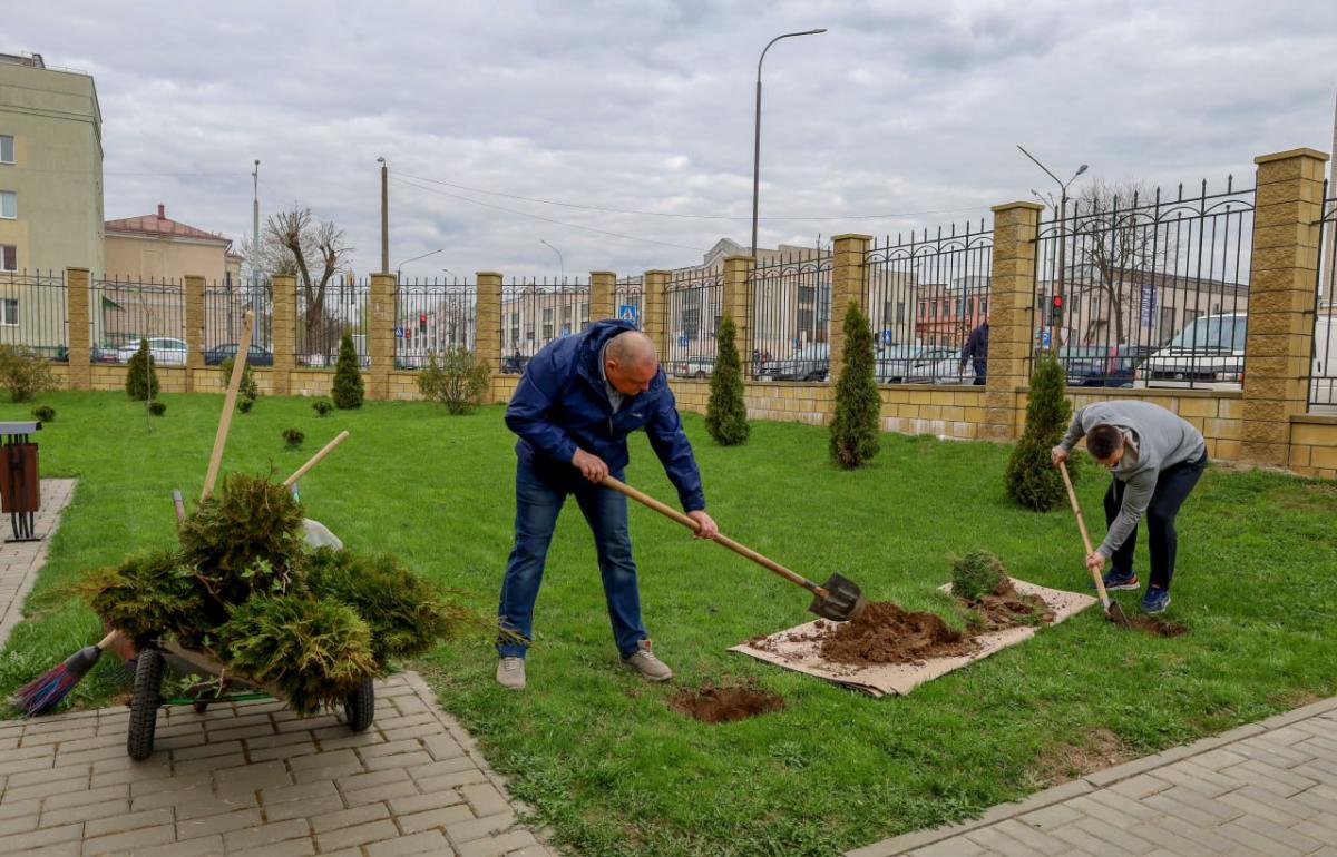 Правоохранители области принимают участие в субботнике