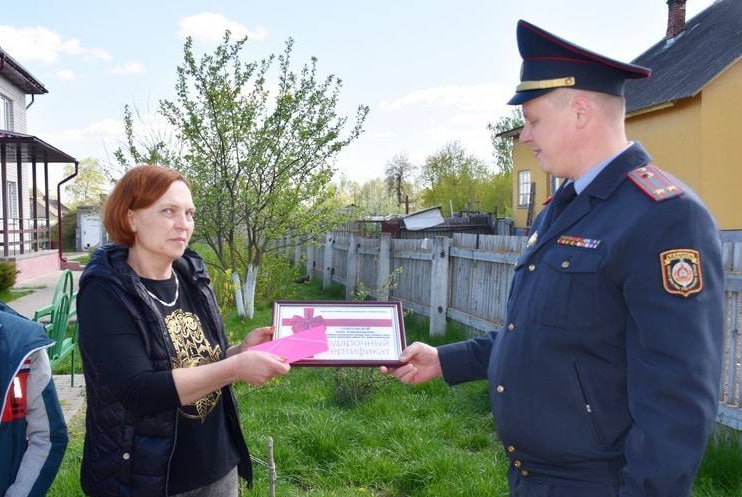 Кричевские милиционеры подарили денежный сертификат дому семейного типа