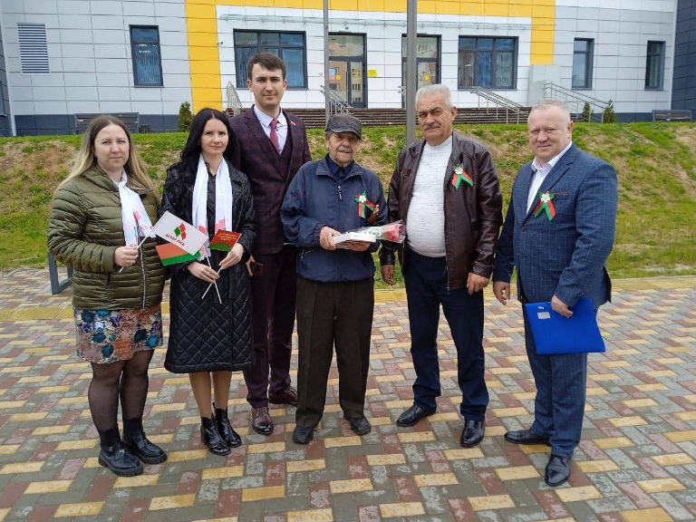 Ветерана ВОВ Геннадия Мокаренко поздравили активисты РОО «Белая Русь»