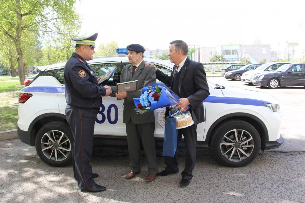 Сотрудники ГАИ поздравили ветерана с Днем Победы