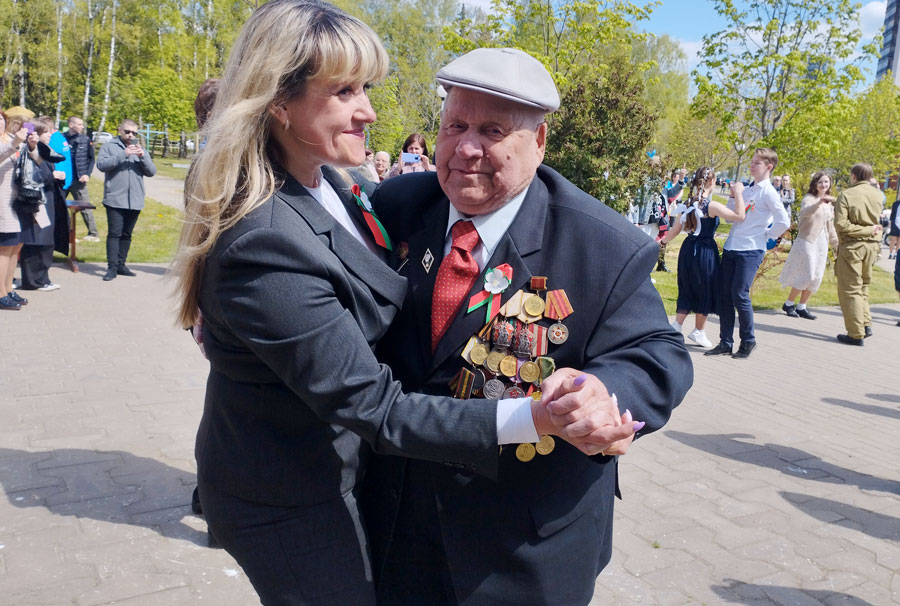 Молодежный танцевальный флешмоб «Победный вальс»   прошел в Могилеве. Фото