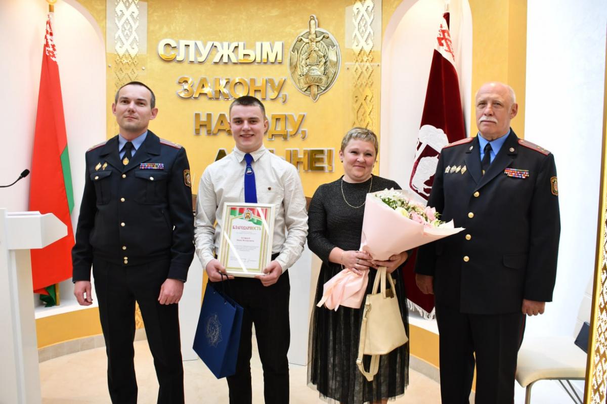 В Могилеве наградили подростка, который задержал педофила