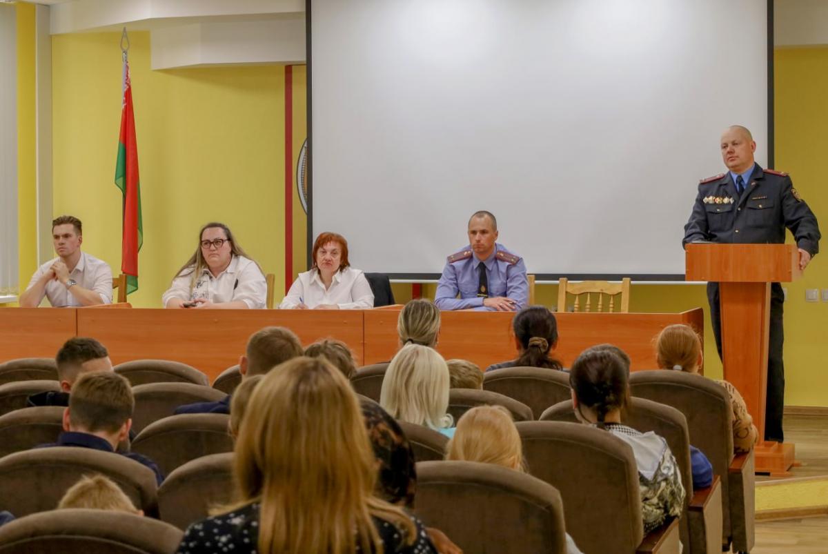 В Могилеве милиционеры провели круглые столы с подростками