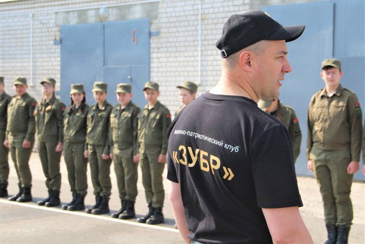 Занятие с воспитанниками военно-патриотического клуба «Зубр» в Костюковичах провели сотрудники РОВД и военнослужащие