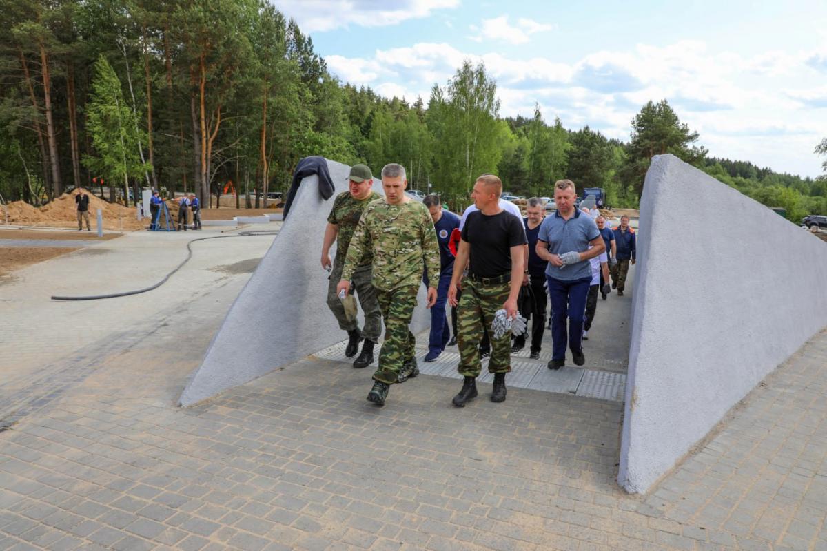 Начальник УВД и руководители милиции области приняли участие в благоустройстве памятника батальону Владимирова