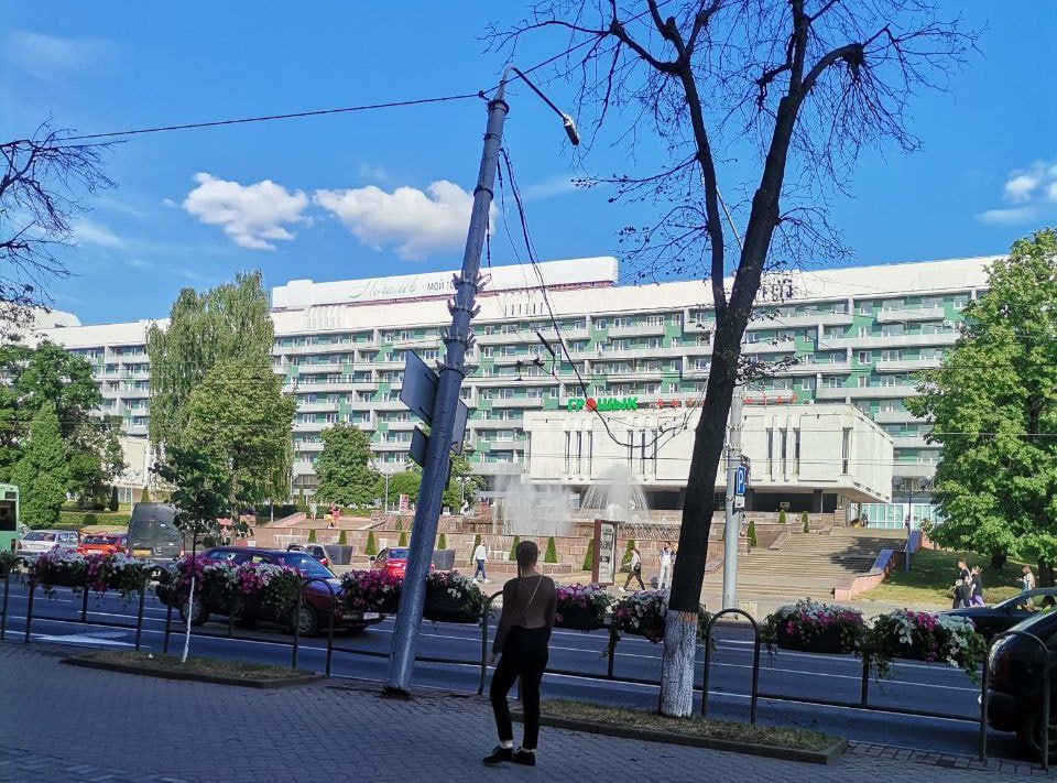 На Первомайской в Могилеве фонарный столб оказался наклонен над проезжей частью