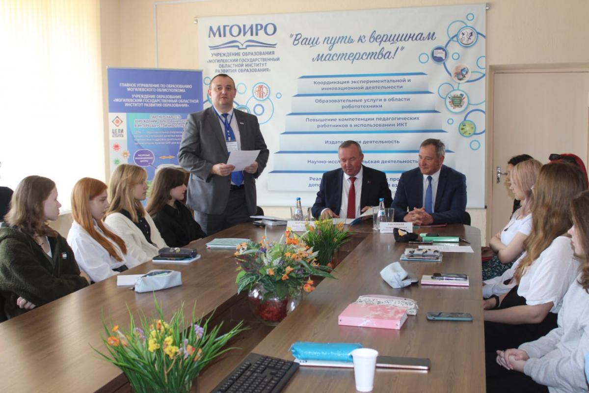 Помощник Президента - инспектор по Могилевской области Леонид Мартынюк встретился с одаренной молодежью в профильном оздоровительном лагере «Олимпиец»