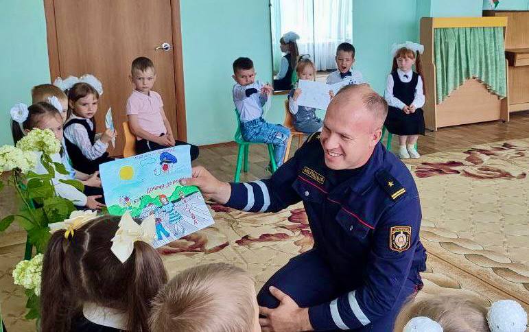 В Костюковичах в преддверии профессионального праздника дети поздравили сотрудников ГАИ