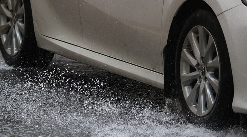 ГАИ настоятельно рекомендует не пренебрегать мерами безопасности в дожди и грозы