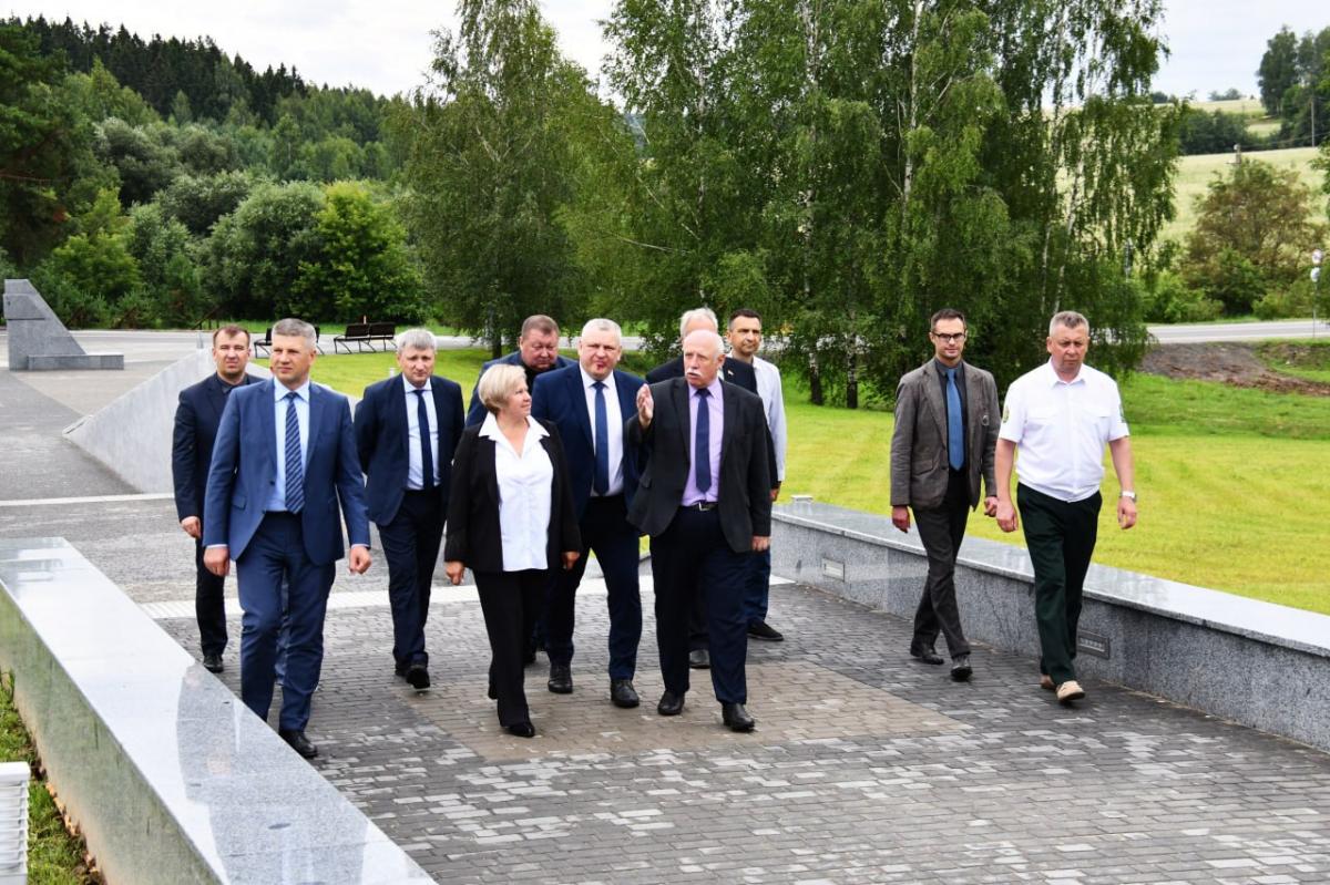 Начальник УВД встретился на мемориальном комплексе «Батальон милиции под командованием Константина Владимирова» с принимавшими участие в его реконструкции