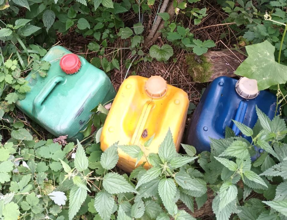 345 литров окрашенного дизтоплива и 20 литров гербицида изъято у жителя Костюковичского района