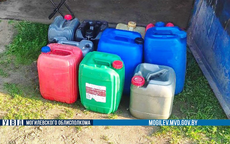 Житель Быховского района хранил в гараже 245 литров окрашенного дизтоплива
