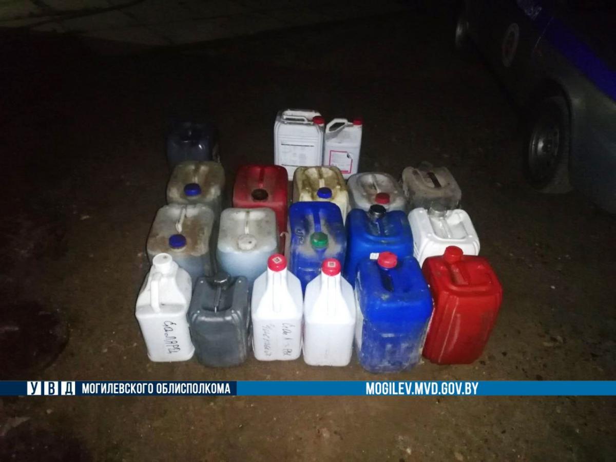 Житель Дрибинского района хранил в гараже 300 литров окрашенного дизтоплива