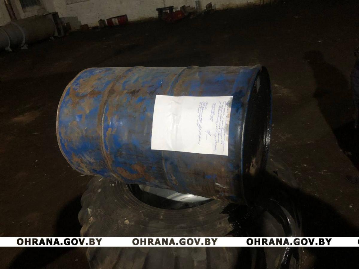 210 литров окрашенного топлива обнаружили сотрудники отдела охраны в Климовичах