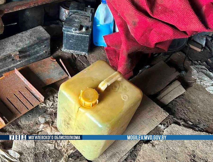В Шкловском районе механизатор похитил окрашенное дизтопливо