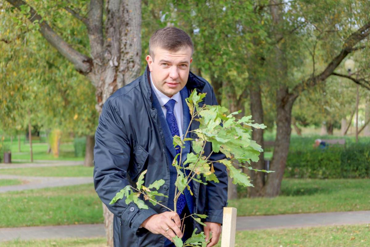 Праздничную аллею высадили сыщики Ленинского РУВД Могилева