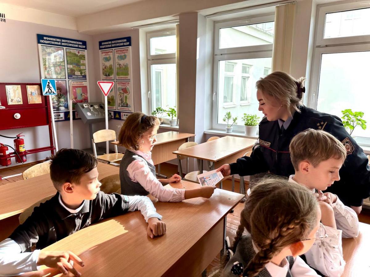 Сотрудники ГАИ в Горках провели акцию «Правила безопасности знаем - повсюду их соблюдаем!»