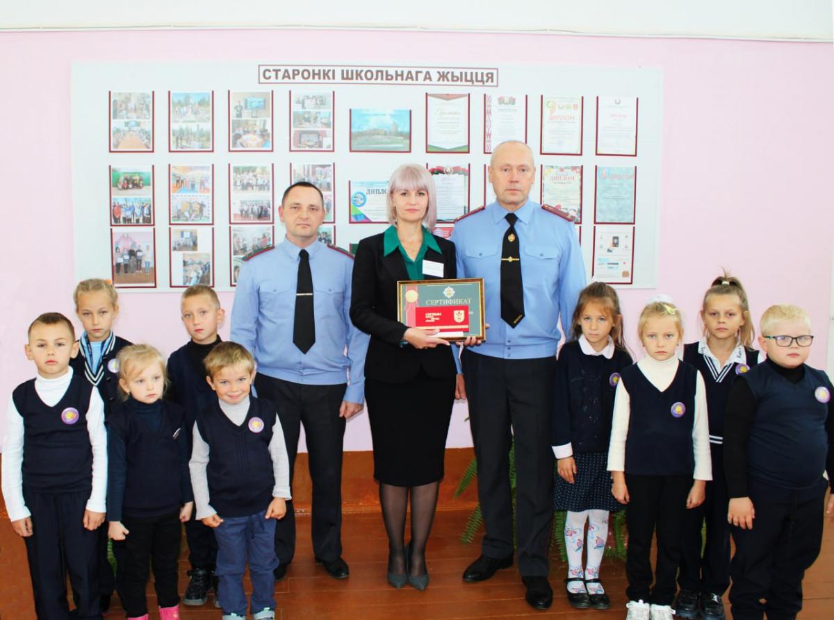 Милиционер из Костюковичей передал 1300 рублей на развитие сельской школы