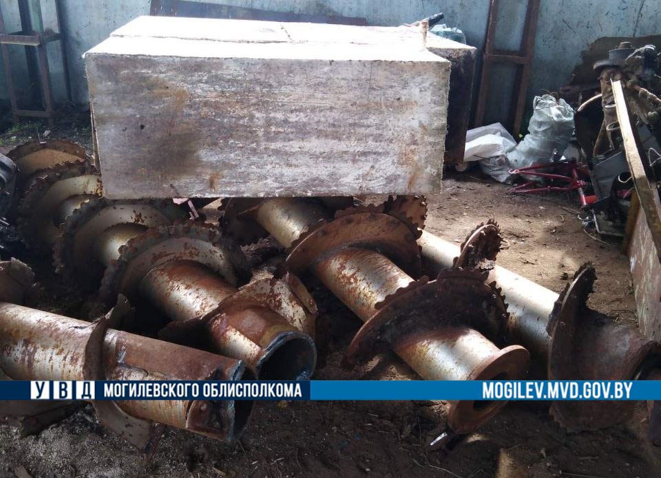 В Кировске работники похитили с территории сельхозпредприятия около двух тонн металла