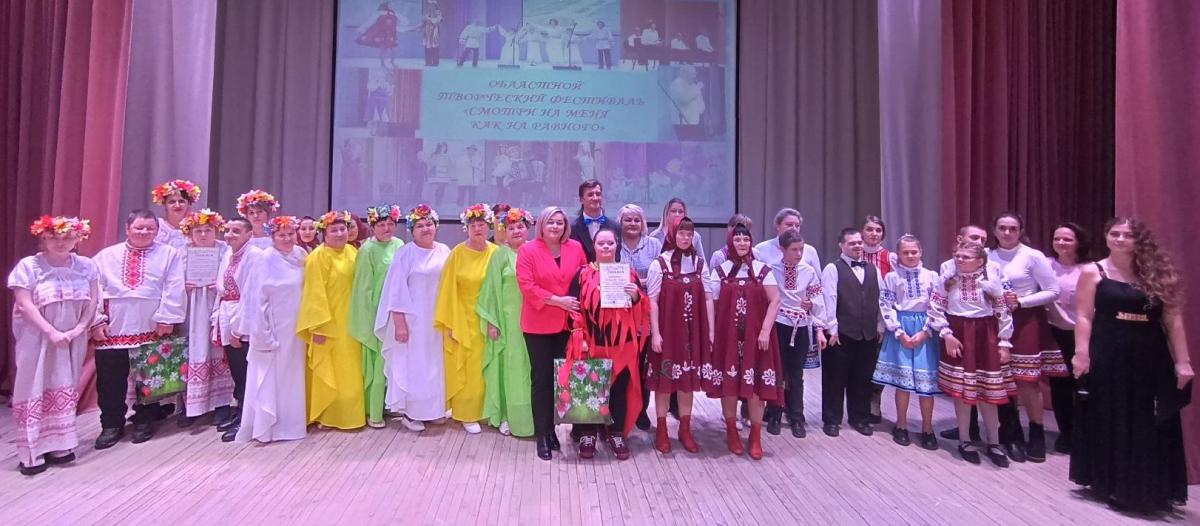 Инклюзивный творческий фестиваль «Смотри на меня как на равного» прошел в Черикове. Фото