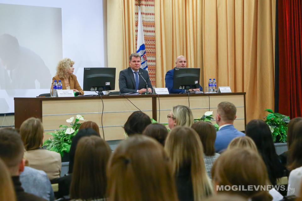 Мэр Могилева Александр Студнев и председатель горсовета депутатов Максим Гурин встретились с молодыми специалистами-педагогами