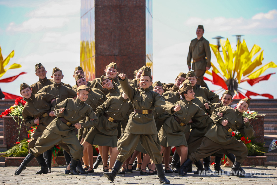 Праздничный концерт «Память поколений» увидели могилевчане на Площади Славы. Фото