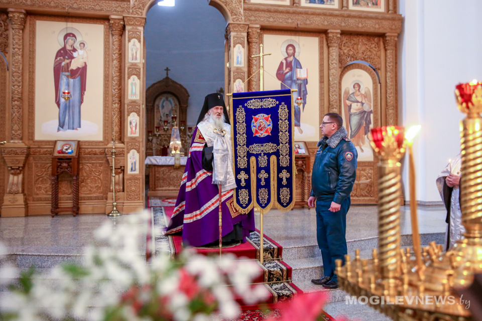 В Кафедральном соборе Преображения Господня в Могилеве прошла торжественная церемония вручения хоругви спасателям области. Фото