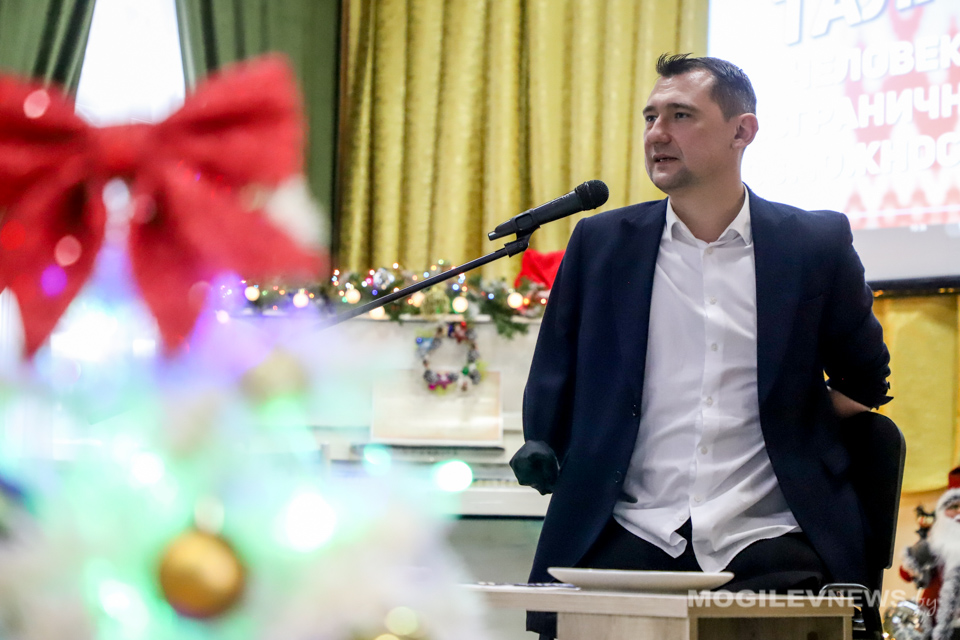 Алексей Талай в рамках визита в Могилев посетил школу-интернат для детей больных сколиозом. Фото