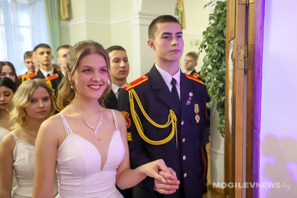 Рождественский кадетский бал закружил в танце порядка 20 пар. Фото