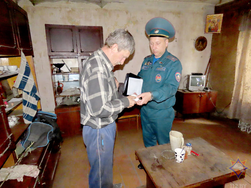 Климовичские спасатели регулярно проводят работу по предупреждению пожаров и гибели людей в жилом фонде