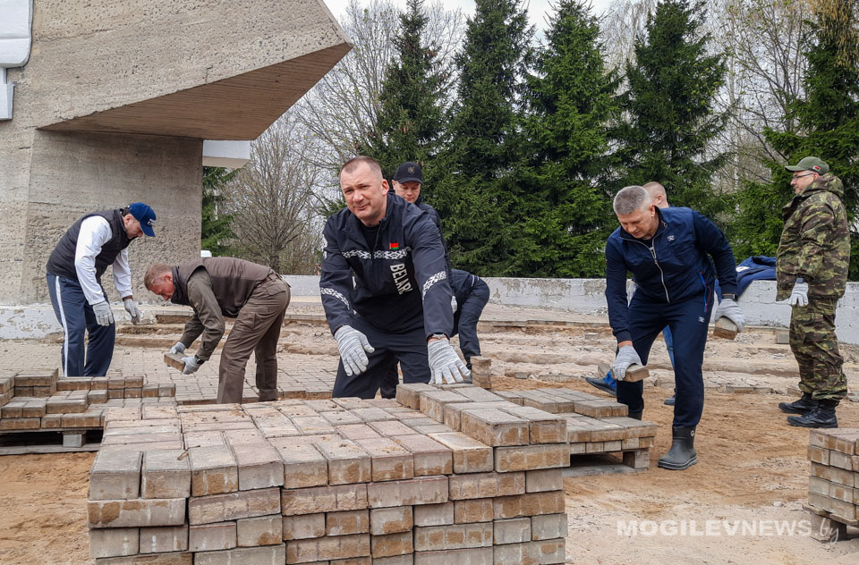 Министр внутренних дел Иван Кубраков принял участие в республиканском субботнике на территории мемориального комплекса в деревне Гаи. Фото