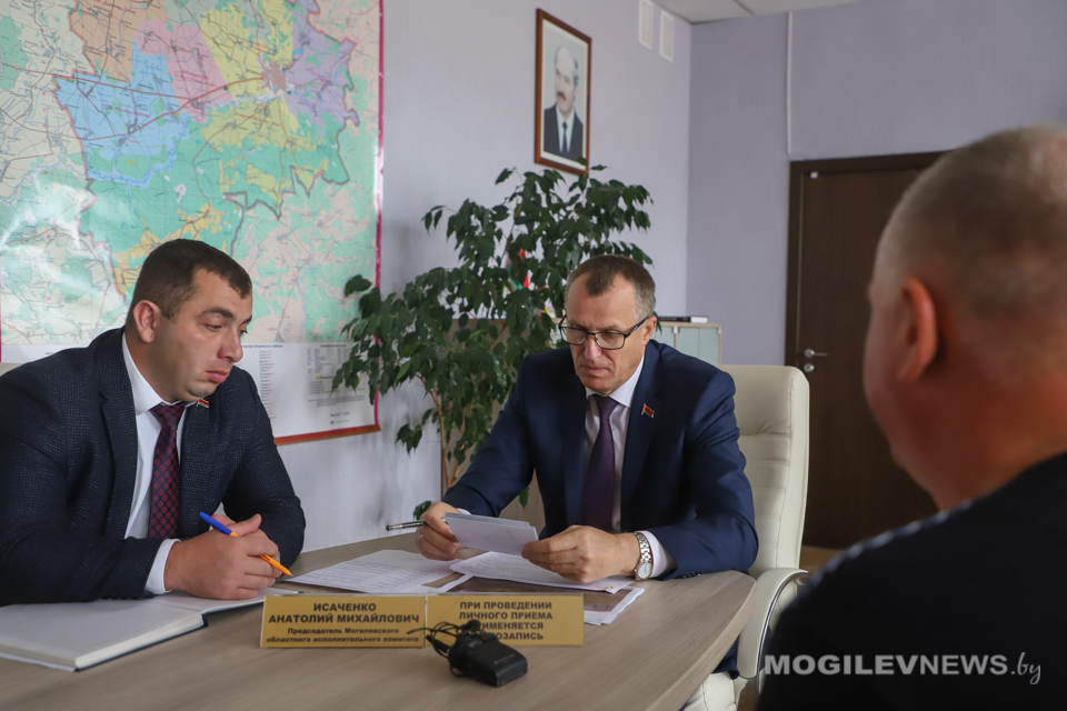 Анатолий Исаченко провел прием граждан в Хотимске.  Фото