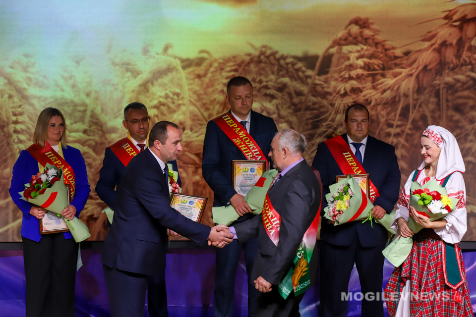 «Серебряных» и «бронзовых» лидеров жатвы наградили  на «Дажынках» в Хотимске. Фото