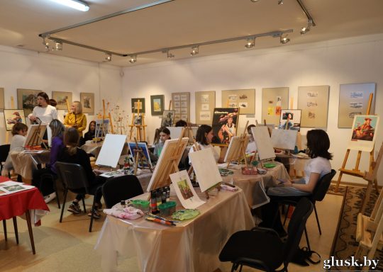 В Глусском районном музее прошел  урок живописи «Творчество Вячеслава Захаринского глазами детей»