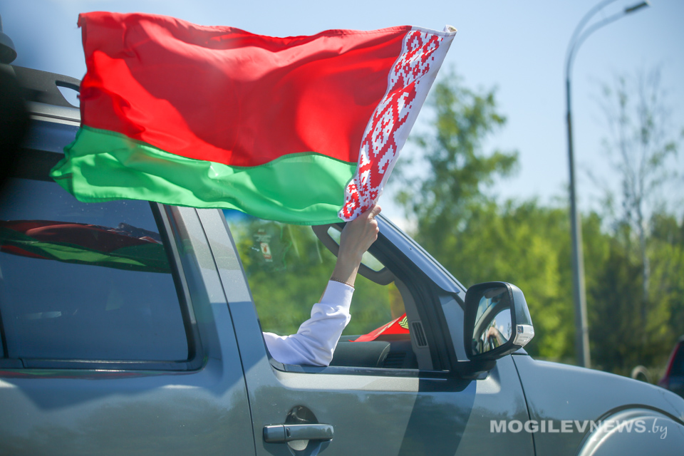 Автопробег в честь Дня Государственного флага, Государственного герба и Государственного гимна состоялся в Могилеве.Фото