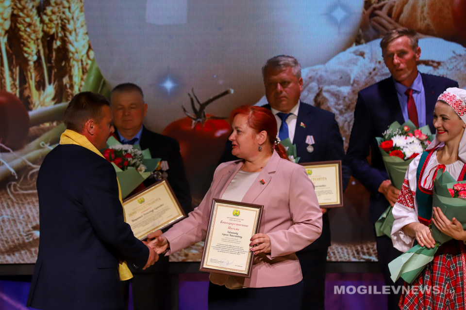 Почетные грамоты и благодарности от Могилевского областного Совета депутатов вручила хлеборобам Ирина Раинчик. Фото