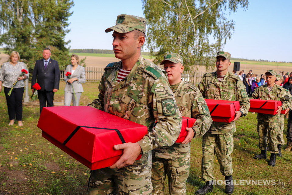 В Шкловском районе перезахоронили останки бойцов Красной армии. Фото
