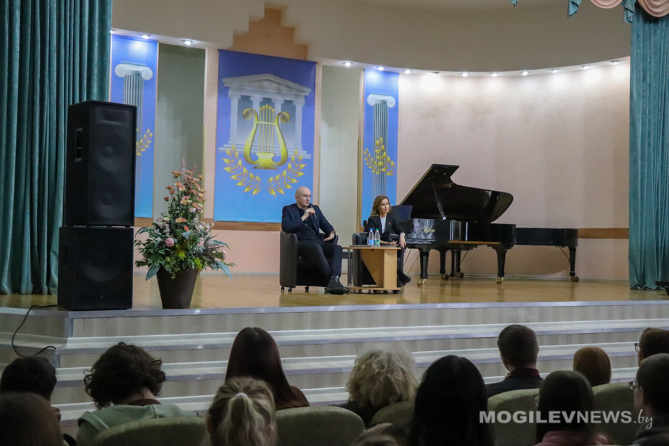 Евгений Олейник и Юлия Быкова встретились с творческой молодежью Могилевщины. Фото