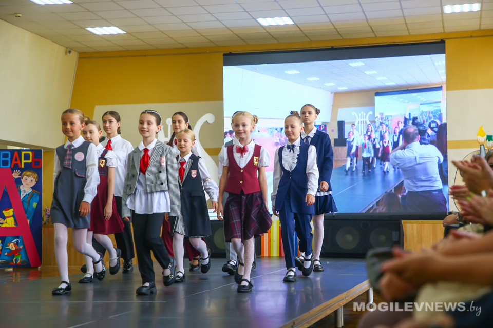 Показ коллекций школьной одежды белорусских производителей прошел в Могилеве. Фото